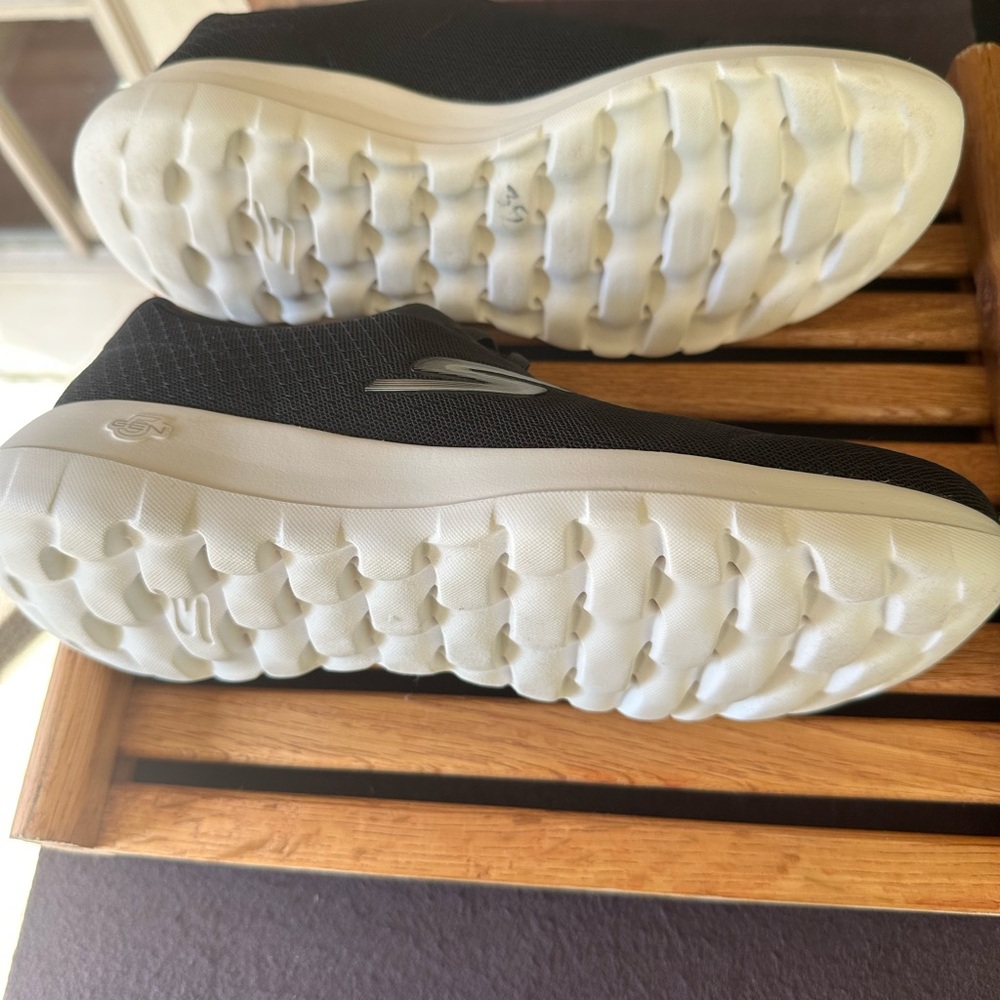 Skechers Black Sneakers with Breathable Knit and Sleek Silhouette - Picture 8 of 14